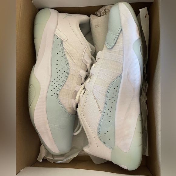 Women’s JORDAN 11s - Picture 1 of 4